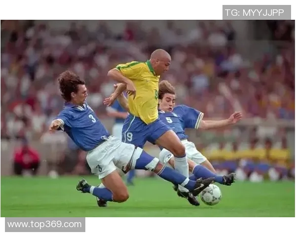 20号足球明星高清图片展现精彩瞬间与运动魅力的完美结合